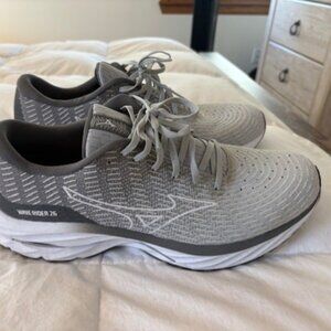 Men's Mizuno Wave Rider 26 Size 13 New Without Tags